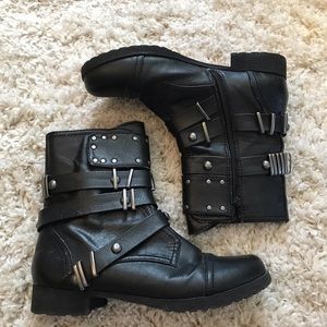Black Edgy Boots Size Womens 8.5 Make Offers!!